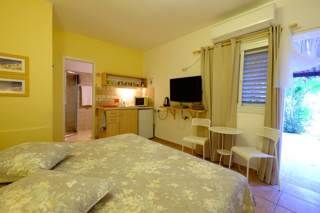 Gil'S Guest Rooms Neve Zohar Room photo