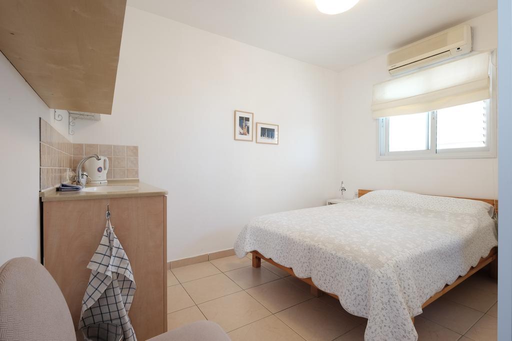Gil'S Guest Rooms Neve Zohar Room photo