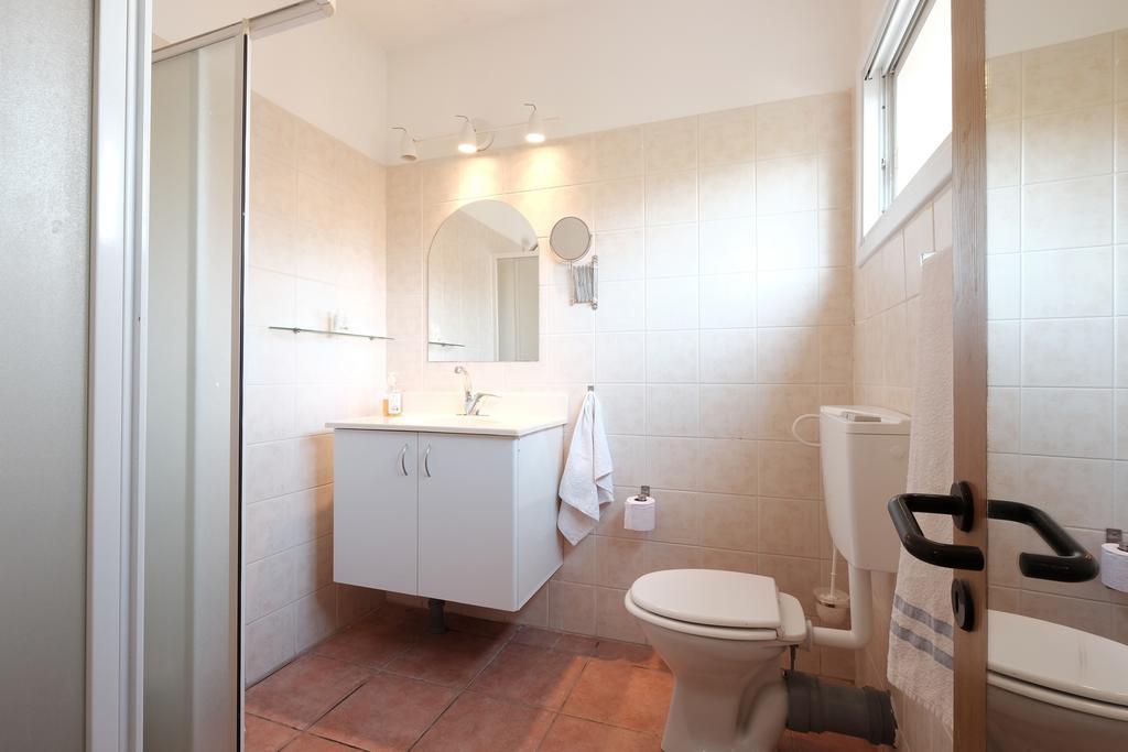 Gil'S Guest Rooms Neve Zohar Room photo