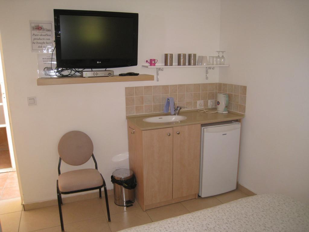 Gil'S Guest Rooms Neve Zohar Room photo